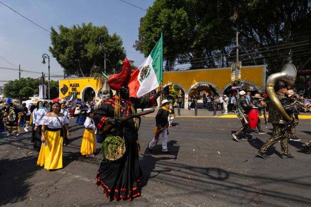 May 5, 2026, Mexico City, Mexico: Residents of the Penon de los Banos neighborhood took part in a civic reenactment marking the 164th anniversary of the Battle of Puebla, in which the Mexican army defeated French forces on May 5, 1862. The commemoration included parades, military uniforms and recreations of the historic battle in the Venustiano Carranza borough. Mexico City Mexico  - ZUMAl178 20260505_znp_l178_006 Copyright: xCristianxLeyvax
