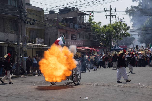 May 5, 2026, Mexico City, Mexico: Residents of the Penon de los Banos neighborhood took part in a civic reenactment marking the 164th anniversary of the Battle of Puebla, in which the Mexican army defeated French forces on May 5, 1862. The commemoration included parades, military uniforms and recreations of the historic battle in the Venustiano Carranza borough. Mexico City Mexico  - ZUMAl178 20260505_znp_l178_029 Copyright: xCristianxLeyvax