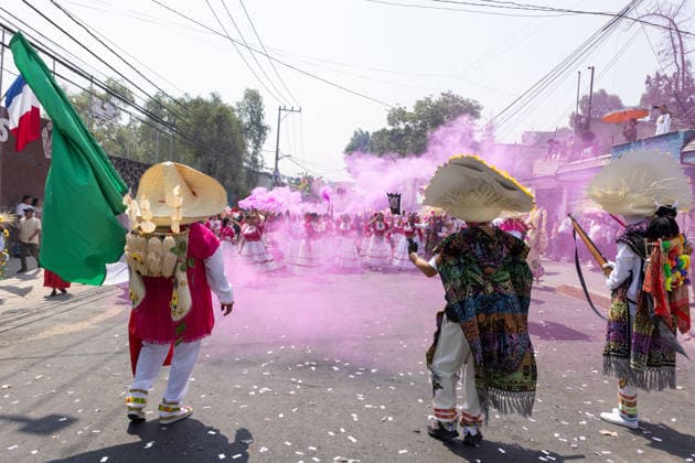May 5, 2026, Mexico City, Mexico: Residents of the Penon de los Banos neighborhood took part in a civic reenactment marking the 164th anniversary of the Battle of Puebla, in which the Mexican army defeated French forces on May 5, 1862. The commemoration included parades, military uniforms and recreations of the historic battle in the Venustiano Carranza borough. Mexico City Mexico  - ZUMAl178 20260505_znp_l178_020 Copyright: xCristianxLeyvax