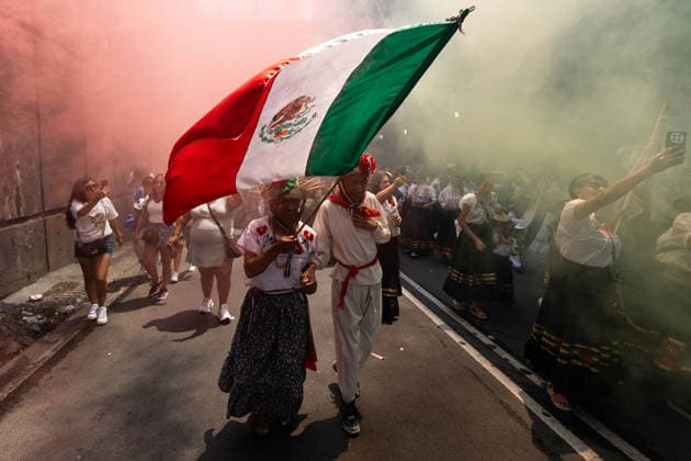 May 5, 2026, Mexico City, Mexico: Residents of the Penon de los Banos neighborhood took part in a civic reenactment marking the 164th anniversary of the Battle of Puebla, in which the Mexican army defeated French forces on May 5, 1862. The commemoration included parades, military uniforms and recreations of the historic battle in the Venustiano Carranza borough. Mexico City Mexico  - ZUMAl178 20260505_znp_l178_040 Copyright: xCristianxLeyvax