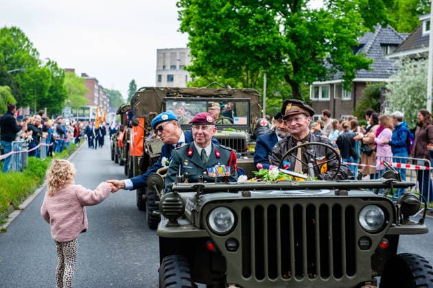 Liberation Day parade held in Wageningen - 05 May 2026 A little girl is seen giving gifts to the veterans. The Liberation Parade reunites veterans and military successors to pay tribute to all those who gave their lives during WWII and to international military cooperation. Like in previous years, Canadian and English WWII veterans led the parade. Wageningen Netherlands Copyright: xAnaxFernandezx xSOPAxImagesx Ana_Fernandez_05052026_LiberationDayWageningen_013