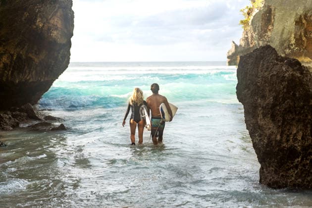 A couple in Bali walks into the ocean with surfboards. Kuta Selatan, Bali, Indonesia CR_NAOS260410-1992010-01 ,model released, Symbolfoto