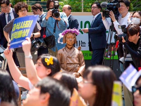 The Statue of Peace, May 6, 2026 : The Comfort Women Statue or the Statue of Peace symbolizing Korean Comfort Women or sex slaves by Japanese military during the Second World War, is seen in front of the former Japanese Embassy in Seoul, South Korea during a rally, after participants removed a police barricade surrounding the statue. Barricades surrounding the statue were permanently lifted on Wednesday, six years after they were placed at a civic group s request due to security concerns. Far-right groups denying the Japanese military s sexual enslavement of women during the Second World War had staged counter-rallies near the statue, raising concerns of possible damage to the statue.  aflo_329385922