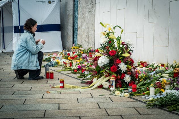 Menschen legen in der Innenstadt von Leipzig Blumen und Kerzen nieder, wenige Tage nach der Amokfahrt vom vergangenen Montag. Während Passanten der Opfer gedenken, kehrt der Alltag in die Innenstadt langsam zurück. Die Atmosphäre bleibt ruhig und von Anteilnahme geprägt. Hier an der Universität und an der Grimmaischen Straße Gedenken Leipzig *** People lay flowers and candles in Leipzigs city center, a few days after last Mondays rampage While passers-by remember the victims, everyday life slowly returns to the city center The atmosphere remains calm and characterized by sympathy Here at the university and on Grimmaische Straße, Leipzig commemorates