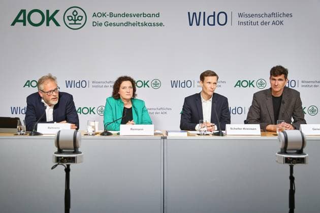 Berlin, Deutschland, 06.05.2026: Haus der Bundespressekonferenz: Pressekonferenz: AOK-BV und WIdO Krankenhaus-Report 2026 - Erste Zwischenbilanz zur Krankenhausreform: L-R: Kai Behrens, Carola Reimann, David Scheller-Kreinsen, Alexander Geissler *** Berlin, Germany, 06 05 2026 House of the Federal Press Conference Press conference AOK BV and WIdO Hospital Report 2026 First interim assessment of the hospital reform L R Kai Behrens, Carola Reimann, David Scheller Kreinsen, Alexander Geissler Copyright: xdtsxNachrichtenagenturx dts_117924