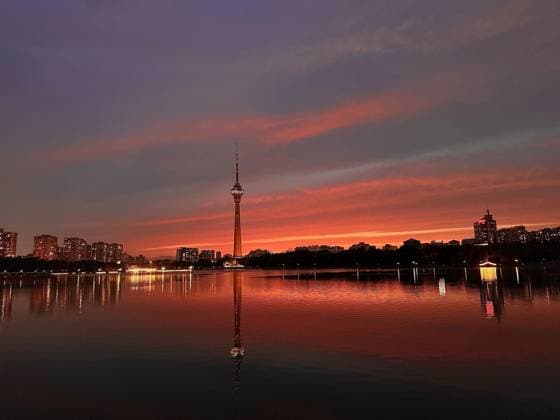 (260506) -- BEIJING, May 6, 2026 -- This photo taken on May 6, 2026 shows a view of the sunset glow at the Yuyuantan Park in Beijing, capital of China. (Photo by Xinhua) CHINA-BEIJING-SUNSET GLOW (CN) WenxHongzheng 