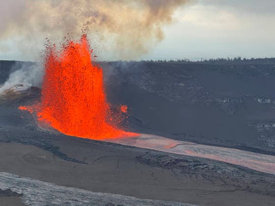 May 6, 2026, Kilauea, Hi, United States of America: The north vent erupts with a massive lava fountain during episode 46 seen from the south rim at the summit of KÄÂ«lauea inside the Hawaii Volcanoes National Park, May 5, 2026 near Hilo, Hawaii. Channelized lava flowing from the north vent fed lava flows on the floor of HalemaÃäÂ»umaÃäÂ»u crater. Kilauea United States of America - ZUMAp138 20260506_zaa_p138_005 Copyright: xMatthewxPatrick Usgsx
