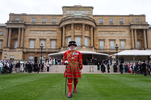 Royal Garden Party at Buckingham Palace Yeomen of the Guard during a Royal Garden Party at Buckingham Palace, London. Picture date: Wednesday May 6, 2026., Credit:Aaron Chown Avalon UK, London  Copyright: xAaronxChownx xAvalonx 1096939027