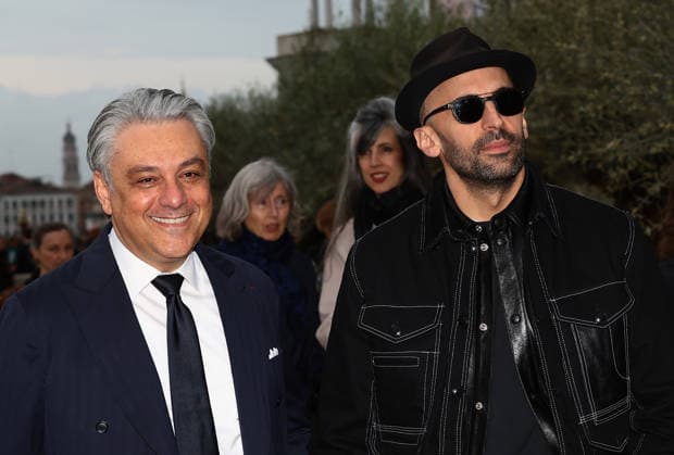 Gala dinner at the Pinault family s Giorgio Cini Foundation. Pictured: Luca de Meo (left) and JR (right).  Copyright: xMatteoxChinellatox xipa-agency.netx xipa-agency.netx xMatteoxChinellatox IPA_Agency_IPA74477062
