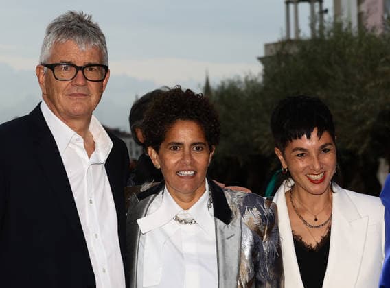 Gala dinner at the Giorgio Cini Foundation of the Pinault family. Pictured: Julie Mehretu (center) and Jay Jopling (left)  Copyright: xMatteoxChinellatox xipa-agency.netx xipa-agency.netx xMatteoxChinellatox IPA_Agency_IPA74477068