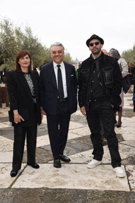 Venice, Pinault Foundation gala dinner on the island of San Giorgio, pictured: Silvia Goracci, Luca de Meo and JR  Copyright: xFRANCESCAxVIECELIx xipa-agency.netx xFrancescaxViecelix IPA_Agency_IPA74479754