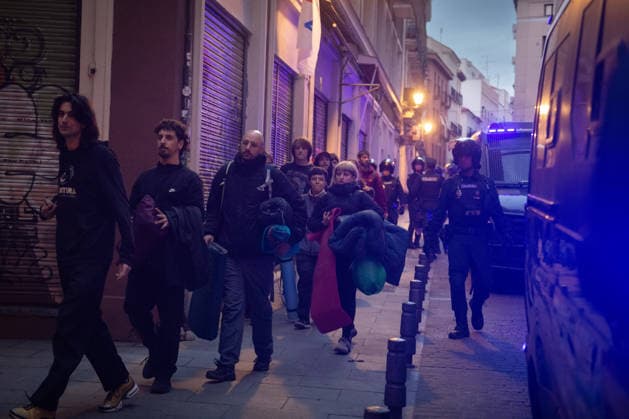 Fifth attempt to evict Mariano Ordaz in Carnero Street Madrid National Police officers go to Carnero Street to start the eviction, on May 7, 2026, in Madrid Spain The apartment is owned by the Venerable Third Order of St. Francis VOT , a religious order which has more than 300 homes in Madrid and which intends to evict a 67-year-old man who has been living in the property all his life The affected person has tried to negotiate a rent he can pay with his pension but the owner of the property has refused to establish a negotiation table 07 MAY 2026 PIXELADA Fernando Sá Madrid Madrid Spain  Copyright: xFernandoxSanchezx 7504753