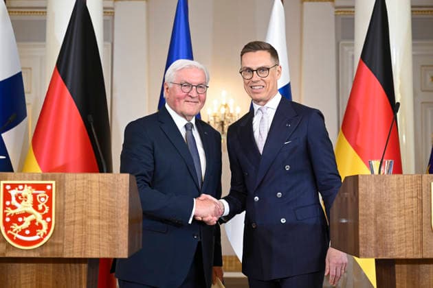 LKS 20260507 President of the Republic of Finland Alexander Stubb (R) and Mr Frank-Walter Steinmeier, President of the Federal Republic of Germany (L) shake hands after their press conferance at the Presidential Palace in Helsinki, Finland on May 7, 2026. - HEIKKI SAUKKOMAA Helsinki Finland  Copyright: xHeikkixSaukkomaax VzPFwEQQJfk