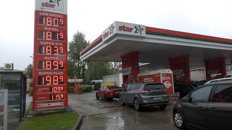 Ansturm auf deutschen Tankstellen Ð Aufnahmen die man so selten aus Deutschland kennt. Die Benzinpreise rauschten am Donnerstag kurz vor der 12 Uhr Regel in den Keller. Der Diesel kostete in Chemnitz nur 1,81 Euro. Super E 10 nur 1,83 Euro. Diesel war seit langem billiger als Benzin. Dies nutzten zahlreiche Autofahrer. Es bildete sich ein Stau an einer Tankstelle in Chemnitz, der bis auf die B 95 reichte. Autofahrer füllten sogar ihre Tankkanister. Chemnitz Sachsen Deutschland *** Rush on German filling stations Ð images rarely seen in Germany Petrol prices plummeted on Thursday shortly before the 12 oclock rule Diesel cost just Ä1.81 in Chemnitz Super E10 was only Ä1.83 Diesel had been cheaper than petrol for a long time Numerous drivers