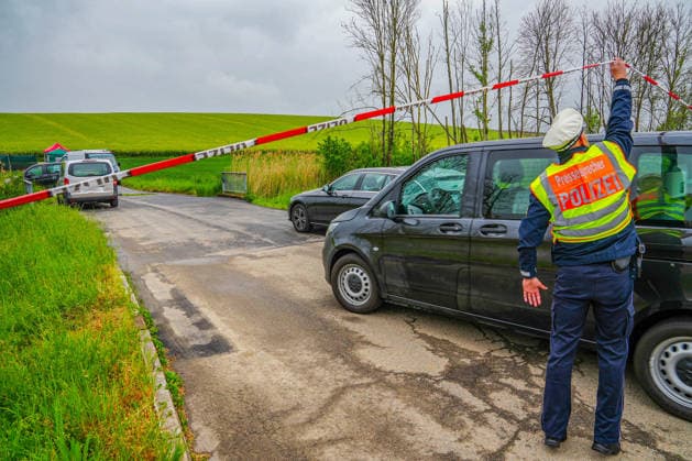 Frauenleiche in Auto in Bad Rappenau entdeckt: Passanten finden Frauenleiche in abgestelltem Fahrzeug auf Feldweg in Bad Rappenau im Landkreis Heilbronn - Polizei vermutet Tötungsdelikt - Spurensicherung und Kriminalbeamte am Tatort Frauenleiche in Auto in Bad Rappenau entdeckt: Passanten finden Frauenleiche in abgestelltem Fahrzeug auf Feldweg in Bad Rappenau im Landkreis Heilbronn - Polizei vermutet Tötungsdelikt - Spurensicherung und Kriminalbeamte am Tatort *** Womans body discovered in car in Bad Rappenau Passers-by find womans body in parked vehicle on dirt road in Bad Rappenau in Heilbronn district Police suspect homicide Forensics and detectives at crime scene Womans body discovered in car in Bad Rappenau Passers-by find woman Copyright: xJulianxBuchnerx xEinsatzReport24x