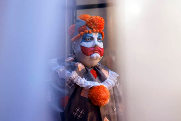 A figure wearing the costume of John Wayne Gacy, the killer clown, on display at the True Crime exhibition Serial Killer in Cologne Ehrenfeld Cologne, 07 05 2026 NRW Germany Copyright: xChristophxHardtx