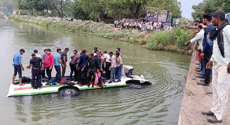 RECORD DATE NOT STATED Local residents rescue laborers after a bus carrying workers plunges into a canal in Kanpur Kanpur, May 07 (ANI): Local residents rescue laborers after a bus carrying workers plunges into a canal, in Kanpur on Thursday. Rescue operations underway. Kanpur Uttar Pradesh India Copyright: xANIx ANI_20260507123