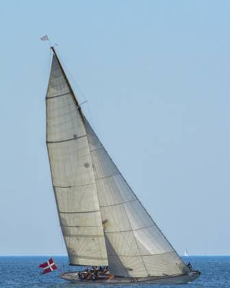 Klassisches Segelboot mit vollen Segeln, das dänische Gewässer unter klarem blauem Himmel kreuzt, Broager, Dänemark Classic sailboat with full sails cruising danish waters under a clear blue sky, broager, denmark Copyright: imageBROKER UlrichxRosenschild ibxuro17340846.jpg