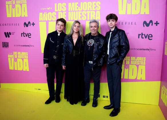 Hombres G premiere their film, Los mejores anos de nuestra vida Rafael Munoz and his family during the premiere of the film Los mejores anos de nuestra vida , on May 7, 2026, in Madrid Spain It is an intimate and emotional portrait of Hombres G, a band that marked several generations and is still as relevant as in its beginnings Through unpublished material and a contemporary look, the documentary celebrates 40 years of friendship, music and inexhaustible energy 07 MAY 2026 Madrid Madrid Spain  Copyright: xJosexVelascox 7507221