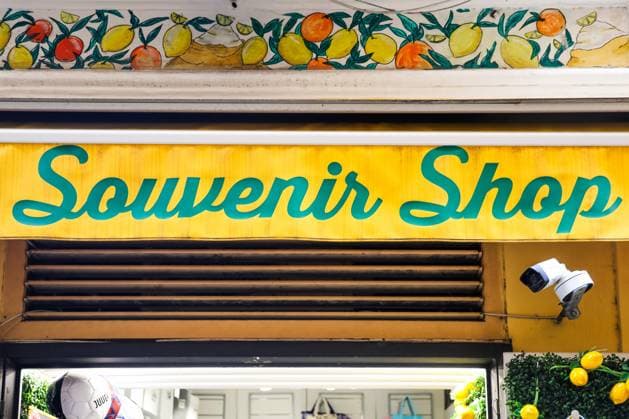 Sorrento, Italien ? 6. März 2026: Markise eines Souvenirladens mit farbenfrohem Zitronendekor Sorrento, Italy - 6. March 2026: Yellow light-up souvenir shop awning with painted lemon relief and security camera outside (License=RM) Copyright: xZoonar.com MichaelxPiepgrasx 25000619