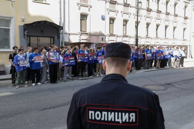 RUSSIA, MOSCOW - MAY 7, 2026: Members of the Young Guard of United Russia take part in an event titled You Cannot Cancel Truth and Memory! in front of the Lithuanian Embassy Moscow Russia  - ZUMAt113 20260507_zaa_t113_059 Copyright: xMikhailxSinitsynx