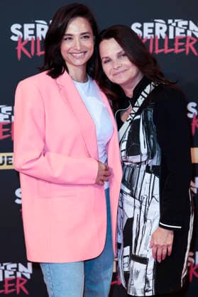 Amira Aly with her mother Mirjam Svetnik at the premiere of Serial Killer The True Crime Exhibition at Oskar Jäger Straße 99 Cologne, 07 05 2026 Foto:xR.xSchmiegeltx xFuturexImagex serienkiller_6555