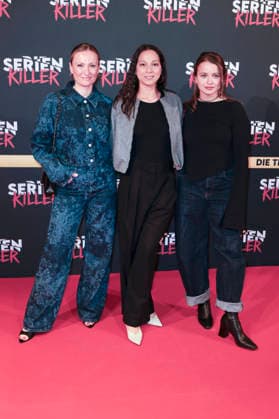 Ania Niedieck, Shaolyn Fernandez and Julia Wiedemann at the premiere of Serienkiller Die True Crime exhibition at Oskar Jäger Straße 99 Cologne, 07 05 2026 Foto:xR.xSchmiegeltx xFuturexImagex serienkiller_6556