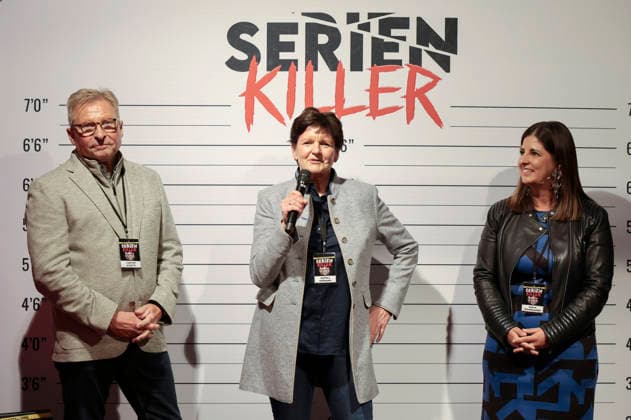 Carsten Schütte, Monika Bodmann and Sarah Stockhausen at the premiere of Serienkiller Die True Crime exhibition at Oskar Jäger Straße 99 Cologne, 07 05 2026 Foto:xR.xSchmiegeltx xFuturexImagex serienkiller_6594