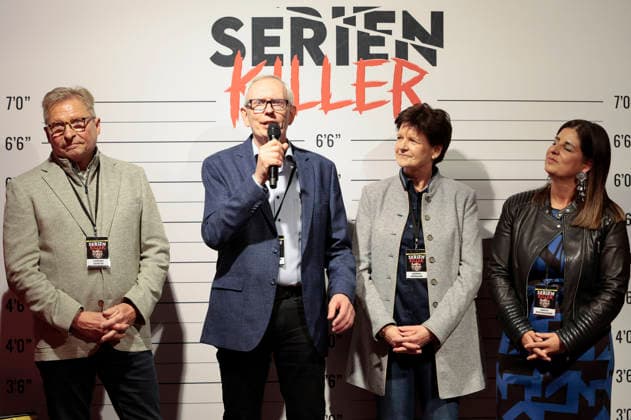 Carsten Schütte, guest, Monika Bodmann and Sarah Stockhausen at the premiere of Serienkiller Die True Crime exhibition at Oskar Jäger Straße 99 Cologne, 07 05 2026 Foto:xR.xSchmiegeltx xFuturexImagex serienkiller_6596