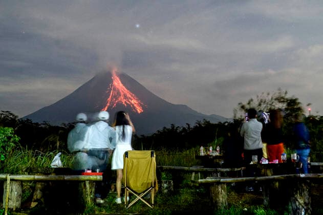 (260508) -- YOGYAKARTA, May 8, 2026 -- People take photos of Mount Merapi spewing volcanic materials in Yogyakarta, Indonesia, May 7, 2026. (Photo by Xinhua) INDONESIA-YOGYAKARTA-MOUNT MERAPI-ERUPTION AgungxSupriyanto 