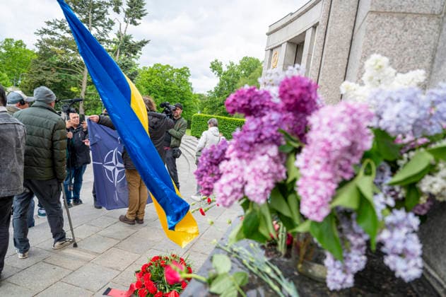 Protest am sowjetischen Ehrenmal im Tiergarten EUR, Deutschland, Berlin, 08.05.2026: Ein Demonstrant fordert die Aufnahme der Ukraine in die NATO. Protest am sowjetischen Ehrenmal im Tiergarten den Tag der Befeiung zum Weltkriegsende 1945. *** Protest at the Soviet memorial in Tiergarten EUR, Germany, Berlin, 08 05 2026 A demonstrator demands the admission of Ukraine into NATO Protest at the Soviet memorial in Tiergarten on the day of the commemoration of the end of World War 1945
