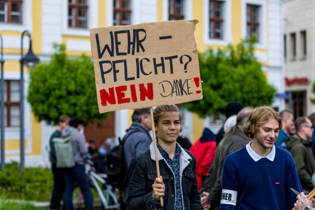 Hunderte Schüler demonstrieren bundesweit gegen die Wehrpflicht! - Merz Leck Eier 8.Mai als Historischer Tag: vor 81 Jahren endete der Zweite Weltkrieg 7aIMG: 0557402 Am 81. Jahrestag der bedingungslosen Kapitulation Nazi-Deutschlands sind bundesweit Schülerinnen und Schüler auf die Straßen gegangen. Mit lautstarken Kundgebungen in mehreren deutschen Städten richteten sich die jungen Demonstrantinnen und Demonstranten gegen das seit Januar 2026 geltende Wehrdienst-Modernisierungsgesetz – und gegen eine mögliche Verschärfung hin zu einer verpflichtenden Einberufung. Das neue Gesetz setzt bislang auf Freiwilligkeit: Wer nicht zur Bundeswehr will, muss nicht dienen. Allerdings sind Männer ab Jahrgang 2008 verpflichtet, einen Fragebogen ausz Copyright: 7aktuell.dex xLucaxWoitow 0557402 20260507_7a_WEHRPFLICHTDEMOCOTTBUS_557402
