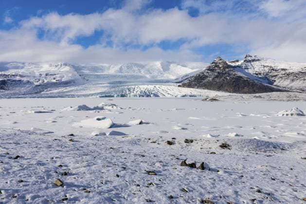 Gletscher, Gleterscheis, Gleterscherlagune, Gletschersee, Schnee, Bergkette, Winter, Fjallsárlón, Breiðamerkurjökull, Region Vatnajökull, Island, Skandinavien Glacier, glacier ice, glacier lagoon, glacial lake, snow, mountain range, winter, Fjallsárlón, Breiðamerkurjökull, Vatnajökull region, Iceland, Scandinavia Copyright: imageBROKER WolfgangxVeeser ibxwve17138310.jpg