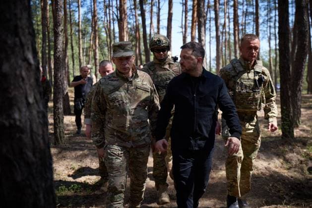 Ukrainian President Volodymyr Zelenskyy visited the Oleksandrivskyi sector during a working visit, Ukrainian President Volodymyr Zelenskyy visited the Oleksandrivskyi sector during a working visit, where he reviewed the security situation and the progress of operations and services in the region, amidst the ongoing war in Ukraine, on May 8, 2026. Photo by PRESIDENT OF UKRAINE apaimages Ukraine Ukraine Ukraine 080526_Ukraine_UPO_00(15).jpeg Copyright: xapaimagesxPRESIDENTxOFxUKRAINEx xapaimagesx