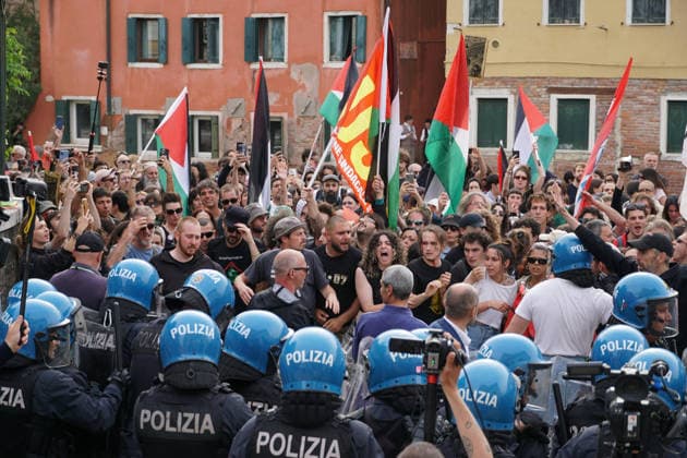 May 8, 2026, Venezia, VE: Tensioni tra agenti di polizia e manifestanti dei collettivi ProPal, al termine della manifestazione indetta per chiedere alla Biennale la chiusura del Padiglione di Israele, Venezia 8 maggio 206. ANSA ANDREA MEROLA ----- Tensions erupt between police officers and protesters from the ProPal collectives at the end of the demonstration calling on the Biennale to close the Israeli Pavilion, Venice, 8 May 2020. ANSA ANDREA MEROLA Venezia VE  - ZUMAa110 20260508_zaf_a110_108 Copyright: xAndreaxMerolax