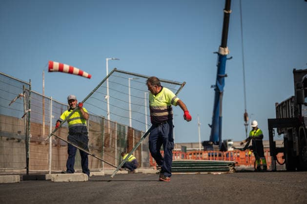 Global media gather at Tenerife port over suspected hantavirus case arrival TENERIFE, CANARY ISLANDS, SPAIN - MAY 08: Port workers in Granadilla set up a security perimeter fence ahead of the arrival of a ship HV Hondius carrying potential hantavirus cases in Tenerife, Canary Islands on May 08, 2026. Journalists and media crews closely monitor the situation from the harbor. The event has drawn international attention and heightened safety measures. Andres Gutierrez Anadolu Tenerife Spain. Editorial use only. Please get in touch for any other usage.  Copyright: x2026xAnadoluxAndresxGutierrezx