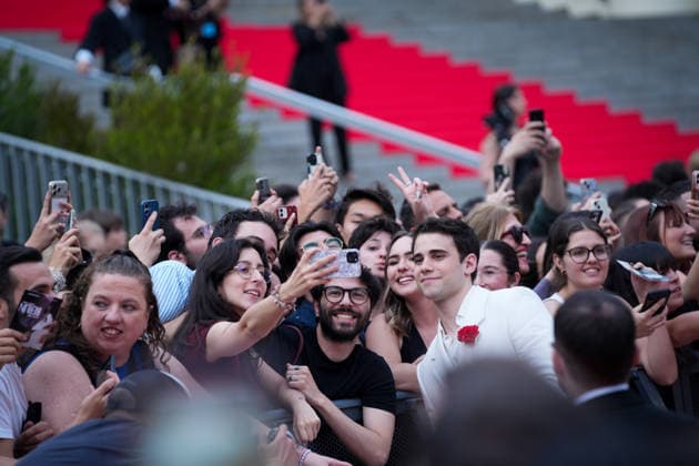 Global Premiere of Berlin and La Dama del Armino by Netflix Actor Julio Pena Fernández greets the audience during the Global Premiere of Berlin and La Dama del Armino by Netflix A 08 May 2026, in Seville Andalusia, Spain The global premiere of the second season of the spin off of La casa de papel , entitled Berlin and La dama del armino , which takes place this Friday and Saturday, will host several outstanding events in Seville Today Friday, this event has taken place in Las Setas starting with a red carpet for which have paraded in addition to the cast, VIP guests 08 MAY 2026 María José Ló Sevilla Andalucia, Espana Sevilla Andalucia, Espana Spain  Copyright: xMariaxJosÃ xLopezx 7509089