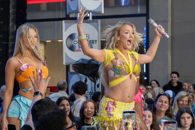 May 8, 2026, New York, New York, USA: ZARA LARSSON performs at the Today Show Citi Concert Series on NBC at Rockefeller Plaza in New York. 8 May 2026 New York USA - ZUMAa265 20260508_zep_a265_006 Copyright: xEricxAcquayex