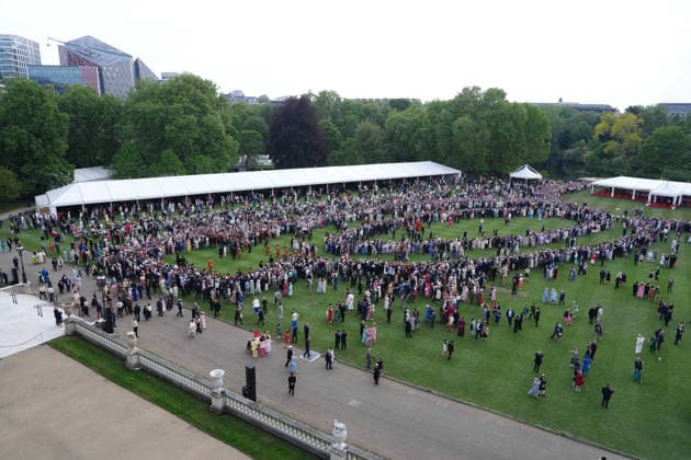 Royal Garden Party at Buckingham Palace A view of guests on the lawn during a Royal Garden Party at Buckingham Palace, London, to celebrate frontline workers from across the United Kingdom and recognise the dedication and contribution of those who serve their communities through volunteering, supporting charitable causes and working for emergency services. Picture date: Friday May 8, 2026., Credit:Jonathan Brady PA ROTA - B68 Avalon UK, London  Copyright: xJonathanxBradyx xPAxROTAx-xB68x xAvalonx 1097413448