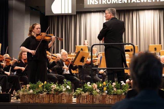08 05 2026, 61 International Instrumental Competition Markneukirchen, opening symphony concert Carla Usberti Viola, 1 prize winner International Instrumental Competition 2025, left with the Markneukirchen Symphony Orchestra under the direction of Matthias Spindler Markneukirchen Musikhalle Sachsen Germany