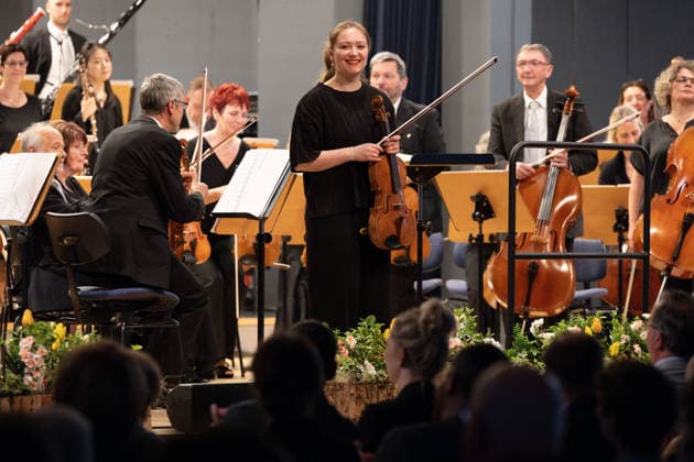 08 05 2026, 61 International Instrumental Competition Markneukirchen, opening symphony concert Carla Usberti Viola, 1 prize winner International Instrumental Competition 2025, center with the Markneukirchen Symphony Orchestra Markneukirchen Musikhalle Sachsen Germany