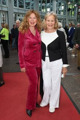 Actress Marion Kracht, who is directing this play, with Claudia Rieschel, premiere party of the comedy 53 Sundays with prominent guests at the Komödie Winterhuder Fährhaus, Hamburg 8 5 2026