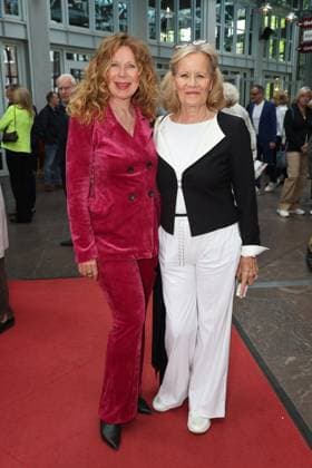 Actress Marion Kracht, who is directing this play, with Claudia Rieschel, premiere party of the comedy 53 Sundays with prominent guests at the Komödie Winterhuder Fährhaus, Hamburg 8 5 2026