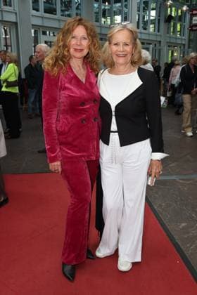 Actress Marion Kracht, who is directing this play, with Claudia Rieschel, premiere party of the comedy 53 Sundays with prominent guests at the Komödie Winterhuder Fährhaus, Hamburg 8 5 2026