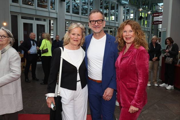 Claudia Rieschel, theater director Dieter Powitz and actress Marion Kracht, who directed this play, with Claudia Rieschel, premiere party of the comedy 53 Sundays with prominent guests at the Komödie Winterhuder Fährhaus, Hamburg 8 5 2026