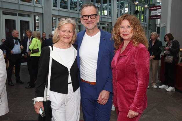 Claudia Rieschel, theater director Dieter Powitz and actress Marion Kracht, who directed this play, with Claudia Rieschel, premiere party of the comedy 53 Sundays with prominent guests at the Komödie Winterhuder Fährhaus, Hamburg 8 5 2026