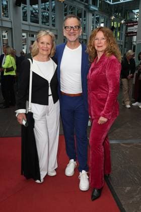 Claudia Rieschel, theater director Dieter Powitz and actress Marion Kracht, who directed this play, with Claudia Rieschel, premiere party of the comedy 53 Sundays with prominent guests at the Komödie Winterhuder Fährhaus, Hamburg 8 5 2026