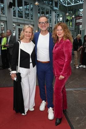 Claudia Rieschel, theater director Dieter Powitz and actress Marion Kracht, who directed this play, with Claudia Rieschel, premiere party of the comedy 53 Sundays with prominent guests at the Komödie Winterhuder Fährhaus, Hamburg 8 5 2026