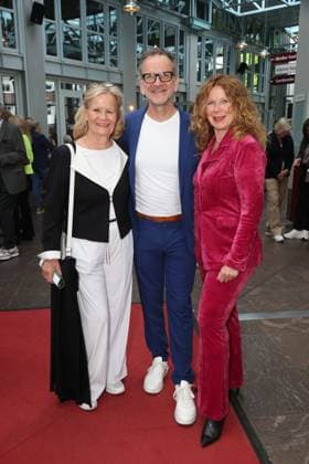 Claudia Rieschel, theater director Dieter Powitz and actress Marion Kracht, who directed this play, with Claudia Rieschel, premiere party of the comedy 53 Sundays with prominent guests at the Komödie Winterhuder Fährhaus, Hamburg 8 5 2026