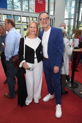 Claudia Rieschel with theater director Dieter Powitz, premiere party of the comedy 53 Sundays with prominent guests at the Komödie Winterhuder Fährhaus, Hamburg 8 5 2026